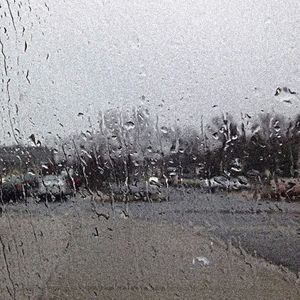 îmi place ploaia, dar nu foarte mult atunci când ține câteva zile. câteva ore; e de ajuns.
