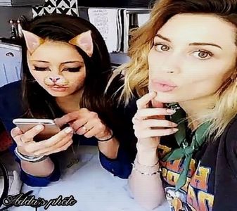 - *Îi dă în jos blugii subtil, până îl dez-bracă de tot, se pune la loc în aceeași poziție dar+; fără niciun contact=)))), continuând să se miște pe el, puțin mai repede. Se lasă peste el și-l sărută* .
