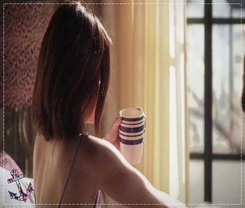 ┇» (îşi pune palmele pe pieptul lui şi-l împinge pe pat făcându-l să se întindă relaxat pe -; acesta. Se apleacă spre el şi îl alintă cu sărutări mici de la gât în jos, apoi se îndreaptă de spate şi-şi dă tricoul jos, urmând să se lipească din nou de el sărutându-l)
