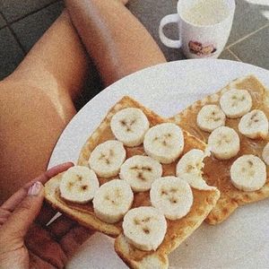 ador din tot sufletul untul de arahide, de preferat cu banane.