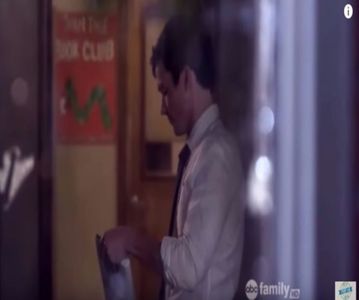 - (stătea în clasă, la catedră și își aranja lucrurile în timp ce studenții ieșeau din clasă -; El lucra la universitatea la care lucra și tatăl Ariei. După ce într-un final își aranjează lucrurile în geanta lui, iese din clasă și totodată și afară din clădire. Mergea prin
