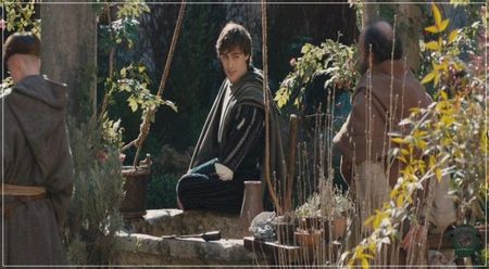 ♛ (se așează pe vine lângă ea și își udă mâinile în pârâu, urmând să și le treacă peste față și; prin păr) Vii des pe aici?
