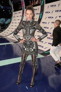 Alessandra-Ambrosio-Legging-Boots-MTV-VMAs-2017