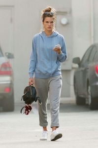 alessandra-ambrosio-out-in-los-angeles-march-13-2017_114080852