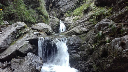 Spre Cascada Lazăru; Treaptă pe Cascada Lazăru.
