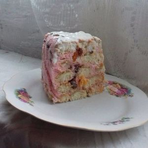 Tort cu cremă de căpșuni, clementine și stafide  (felie)