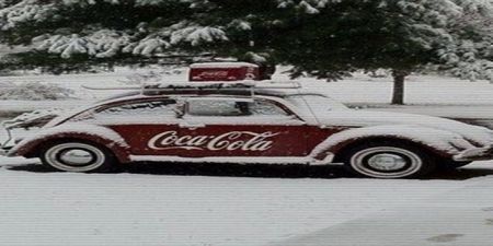 Iubesc Crăciunul, intru în spirit încă din noiembrie. Nu simt ca vine; cu adevărat Crăciunul până nu văd la TV reclama de la Coca-Cola, cea mai bună reclamă din perioada asta.
