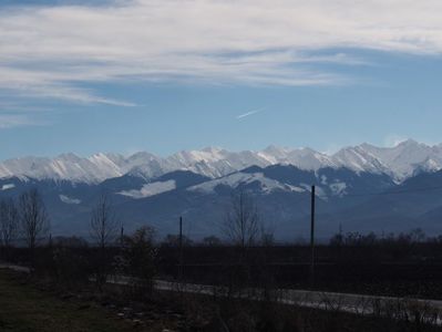 ; ... ne intoarcem acasa, avand Fagarasii plini ochi de zapada, in fata !
