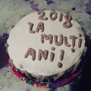 Tort cu cremă de frișcă și ciocolată