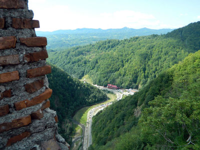 ; Vedere din cetatea Poienari, iulie 2013.
