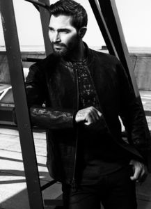- *isi face placerea de-al aseza el pe banana, se pune intr-un genunchi* +; Ilie, am trecut prin atatea, rele sau bune... dar am reusit sa trecem peste impreuna.. Elijah Mikaelson, vrei sa fii al meu pentru totdeauna? Adica pana mor eu ..
