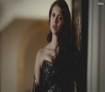 x. *Intră cu viteză de vampir în casă și se uită în jur*