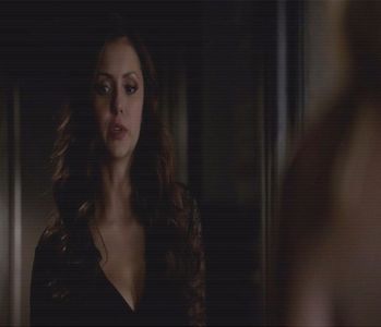 ━ # Vine de la ea din cameră cu un pahar de whiskey în mână și; se îndreaptă cu pași lenți spre living, plescăind o gumă în gură. Salut băiețași.
