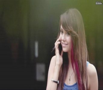 》*intră în casă râzând și bârfind la telefon cu Bonnie* =))))))).