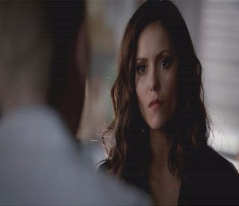 — # Își întoarce privirea în direcția ușii când o aude pe Elena și; îi zâmbește larg, apoi îi ia telefonul și-l duce la ureche. Pa, Bonnitta...=))) # Închide apelul și sare pe ea.
