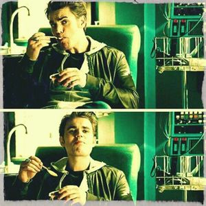 ╬┇ [apar in casa pe fotoliu cu o inghetata din care mananc si ma uit la ei]