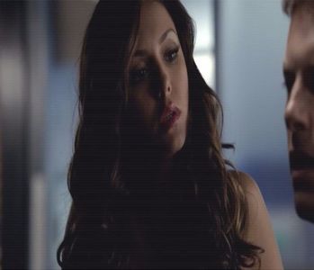 — Ăla era al meu.. -Damon. A, da? # Ridică o sprânceană și începe să plescăie mai tare; apropiindu-se de urechea lui. =))) -Kol Eh, eu sunt mai importantă. # O îmbrățișează strâns -Elena. Ce faci, frumosule? -Stefan.
