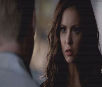 — # Trage de gumă și o întinde, privindu-l. Uite împărțim și guma, dar dacă vrei o putem împărți; și pe Elenitta, știu că-ți va provoca plăcere. # Rânjește la el și-i face cu ochiul =)) -Damon. Mă cunoști din ce în ce mai bine. # Zâmbește larg și o ține în continuare în brațe. -Elena.
