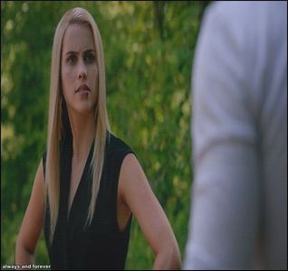 → îl ciufuleşte) Mereu am ştiut că eşti cel mai deştept din familie, de asta nu; te-ai adaptat, un geniu neînțeles, Luceafărul Davinei. #K Binee, abia ce-am ajuns şi nu-mi mai tace gura deja, tu? ;) (îi face din ochi) #S De ce? :( Tu pentru cine cerşeşti? :(=)) #K
