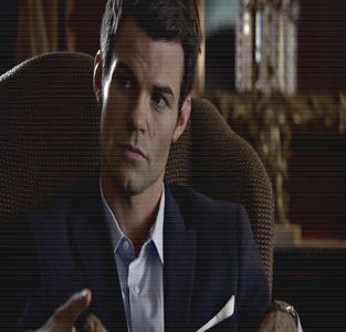 ━ ♘.; # Stătea pe spătarul fotoliului şi recitea o carte, căzut pe gânduri, după câteva secunde; tresare atunci când aude vocea lui Caroline, îşi închide brusc cartea pe genunchi, privind-o, schiţând apoi un zâmbet ostentantiv spre ea. Bună şi ţie, blondo... Ce bei acolo? # Îi face semn spre paha
