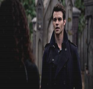 ━ ♘.; # Abandonează cartea pe marginea unei noptiere apropiate şi se aşază mai comod; pe braţul fotoliului, încrucişându-şi palmele pe genunchi. De fapt, aveam nevoie de prezenţa cuiva să-mi mai aline singurătatea... Cartea aia oricum o ştiu pe de rost. # Surâde scurt şi îşi mută privi
