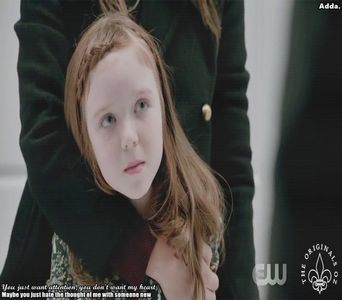 》*Apucă și ea celălalt ou [mor râdddddd] și se uită la Caroline* Și acum le spargem și le+; punem în castron, nu? #Caro. *le face și ea cu mâna lui Damon și apoi Elenei și tresare când aude ușa trântită* =))))))
