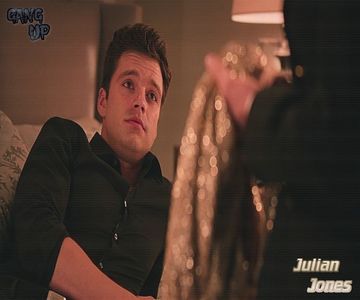 ♦ ♦ ♦ -Va trebui să-mi dai o țigară pentru asta.Strâmb din buze și mă joc cu sprâncenele pe care; le ridic si cobor într-un mod repetat zâmbindu-i larg apoi.-Asta mi-e plata.Adaug și clipesc de câteva ori, des. * scuze că am răspuns atât de greu *

