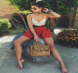 — ✄нσρεlεss; Intru pe uşa din spate cu o sticlă de vin în mână, desfăcută; din care beam direct. &quot;OLLAAAA CHICAAAS!&quot; Ridic sticla în aer atunci când ţip, după care merg şi pornesc televizorul dând pe un post de muzică.
