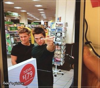 - Te scuz că datorită ție voi deveni unchi=))))).#Nina. Petreceeeem, adu băutură, #danela.