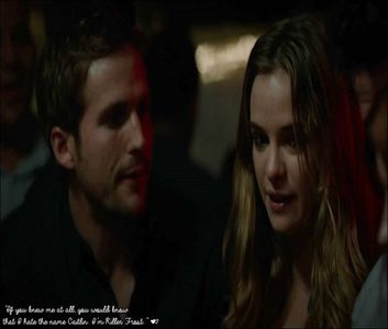 ☠ϟ .ʞıๅๅǝɹ Ŧг๏รt ☕ ☂. [cl] [#aprobă doar din cap și merge spre bucătărie și se întoarce; după câteva minute cu o sticlă de vin , una de vodkă și un pahar cu suc de portocale , îi dă paharul cu suc Ninei și sticla cu vin lui Dylan .
