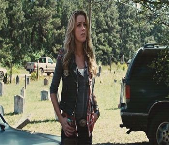 ─ Vin de la mine din cameră în timp ce-mi prind un coc dezordonat și sar peste; ultimele două trepte, îndreptându-mă spre canapea, pe care mă și întind, aprizân apoi televizorul.
