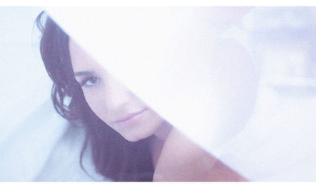 ♦ Ṣẹạṣọṇ Ⅳ, episode: 19 ♦ 　〈Demi&Liam〉　　▫ ▫ ▫ N̲a̲m̲e̲: „Take my whole body” ▫ ▫ ▫; ✾　༼D̷̷e̷̷s̷̷c̷̷r̷̷i̷̷p̷̷t̷̷i̷o̷n̷༽ 　✾ ◫⑆ Cum poţi să simţi fiecare bătaie a inimii? O măsori în paşi spre uşa Raiului? În picurii ce se transformă-n rouă? În lacrimi de ocean părăsit de sori? În ani?
