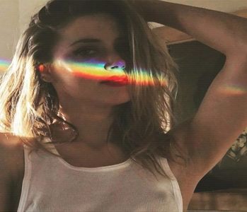 ─ Eeei, vezi că eu ți-am întins un deget și tu mi-ai luat toată mâna. # Râd scurt; și mă las pe spate, privindu-l. Acum, pupă-mă tu.
