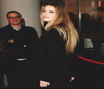 ─ Oh, nu cred că ar avea cineva curajul să întreacă limitele cu mine. # Rânjesc și-i fac cu; ochiul. Îmi plac bărbații direcți. =)))))
