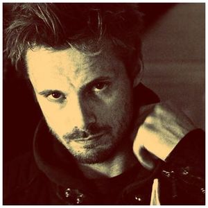 ╬┇ Nu ai de unde sa stii peste ce fel de specimen dai. [zambesc pe coltul gurii si o privesc cu o; spranceana ridicata]
