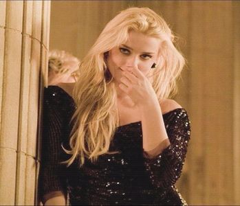 ─ Eh, asta așa e, dar mă bucur că până acum n-am avut ocazia; să întâlnesc un specimen. # Zâmbesc și-mi sprijin capul în podul palmei.
