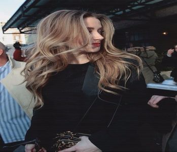 ─ # Îmi dau ochii peste cap și mă ridic de pe canapea, îndreptându-mă lent spre el. Uite, acum vreau; tine, ce-o să faci acum, vei fugi de mine? # Mă opresc în fața lui și-mi îndoi buza inferioară.
