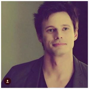 ╬┇ Daca e nevoie pot sa fug de tine. [o fixez cu privirea si imi trec limba peste buze]