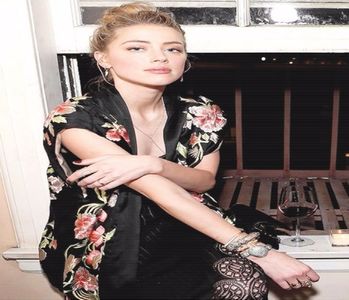 ─ Nț-nț-nț.. # Dezaprob din cap și-mi duc mâinile în șolduri, privindu-l. Chiar nu ți-e milă de; piciorușele astea? =)))) # Arăt spre picioare.
