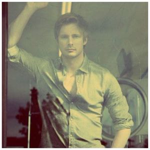 ╬┇ [ma uit catre picioarele ei si ma holbez practic muscandu-mi buza inferioara, dupa care imi; ridic privirea si zambesc] -Imi doresc sa le vad alergand.
