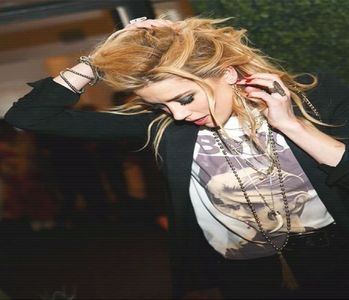 ─ Am mai multe feluri de joacă. # Chicotesc și-mi așez mâinile pe umerii lui, când acesta se; întoarce cu fața spre mine.
