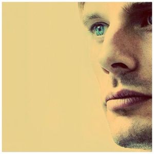 ╬┇ Asta chiar suna interesat. [o privesc in timp ce zambesc pe coltul gurii si imi duc o mana; pe spatele ei] -Vreau sa le aud.
