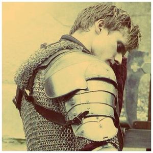 ╬┇ Ok, te cred. [imi las mainile catre bazinul ei continund sa o tin strans in brate si imi las; capul pe o parte aplecat, pe umarul ei]
