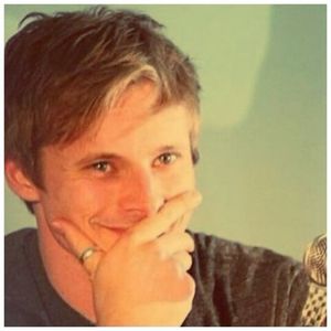 ╬┇ Iar eu m-am nascut ieri si azi am suzeta in gura. [evident ca nu o cred si pufnesc intr-un ras; privind-o] Asa pot sa spun si eu ca sunt bun la pat. Iar tu nu ai de unde sa stii asta.=)))))))
