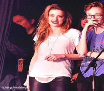 ─  # Îmi arcuiesc sprâncenele și-l privesc. La care parte ai fost serios, la aia cu patul? =))))