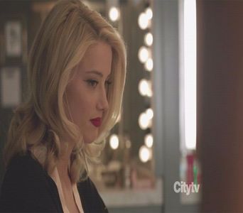 ─ # Ridic o pernă de pe canapea și iau telecomanda de sub ea, și-l privesc. Ce stai așa cocoțat pe; masă? E destul loc pe canapea.
