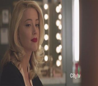 ─ Lângă mine. # Îl mai privesc odată și aprind televizorul, butonând telecomanda.