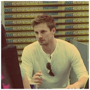 ╬┇ Nu multumesc, stau bine pe masa. [imi duc privirea pe tavan si zambesc]