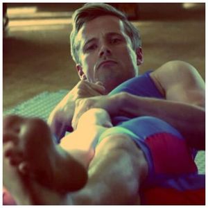 ╬┇ [ii i-au sticla din mana cand trece pe langa masa si beau din ea] Multam!