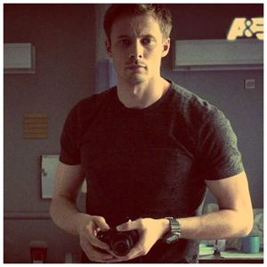 ╬┇ Daca vrei sa fi singura si linistita, poti sa spui. [ma ridic si ma uit scurt la ea, dupa care ma; indrept spre scari]
